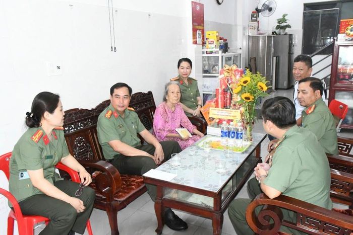 Phó Giám đốc Công an TP Đà Nẵng cũng mong muốn các Mẹ Việt Nam Anh hùng và gia đình tiếp tục phát huy truyền thống cách mạng, giáo dục con cháu gìn giữ, phát huy truyền thống yêu nước, góp phần xây dựng quê hương, đất nước ngày càng giàu đẹp, văn minh.
