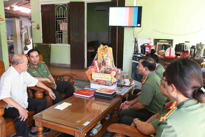 Đại tá Nguyễn Xuân Hoàng khẳng định, những hi sinh, cống hiến ấy là nguồn động viên to lớn, là tấm gương để cán bộ, chiến sĩ Công an thành phố tiếp tục rèn luyện bản lĩnh chính trị, nâng cao tinh thần trách nhiệm, tận tụy phục vụ Nhân dân, hoàn thành tốt mọi nhiệm vụ được giao.