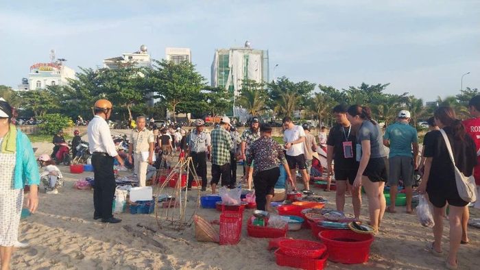 Xử lý tình trạng buôn bán cá tự phát tại khu vực chợ cá Thọ Quang, thuộc địa bàn phường Mân Thái cũ