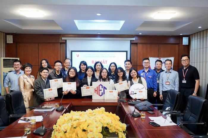 Yến Nhi tại lễ ra mắt Trang thông tin điện tử tiếng Anh của trường ĐH Văn hóa Hà Nội.