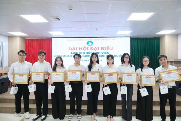 Yến Nhi nhận giấy khen vì có thành tích tích cực trong công tác và phong trào Đoàn – Hội.