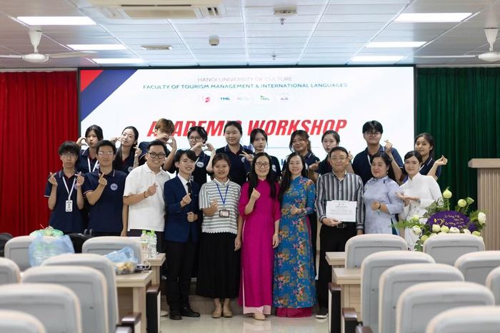 Yến Nhi tham gia Ban tổ chức Hội thảo chuyên đề "Công bố và thiết kế nghiên cứu học thuật".
