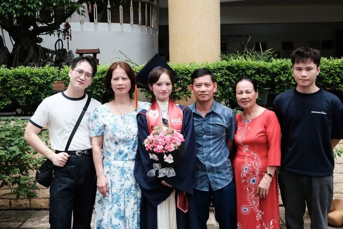 Yến Nhi cùng gia đình trong buổi lễ tốt nghiệp.