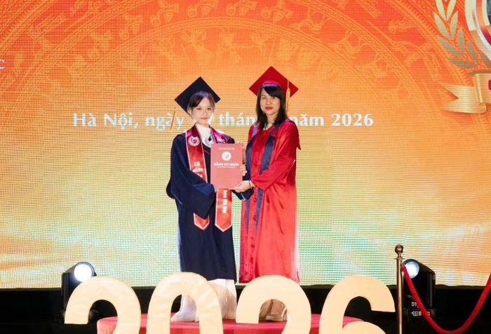 Yến Nhi nhận bằng cử nhân xếp loại Xuất sắc, chuyên ngành Ngôn ngữ Anh.