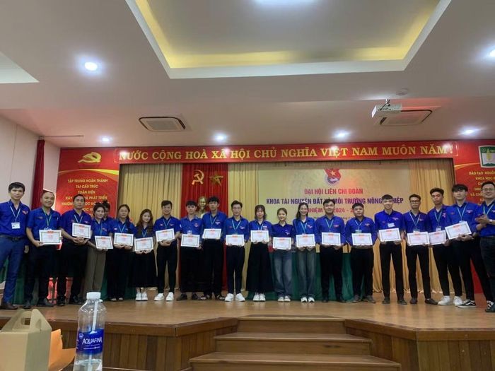 Huyền nhận Giấy khen của BCH Đoàn trường ĐH Nông Lâm (ĐH Huế) vì đã có nhiều thành tích xuất sắc trong công tác Đoàn và phong trào thanh niên, nhiệm kỳ 2022 - 2024.