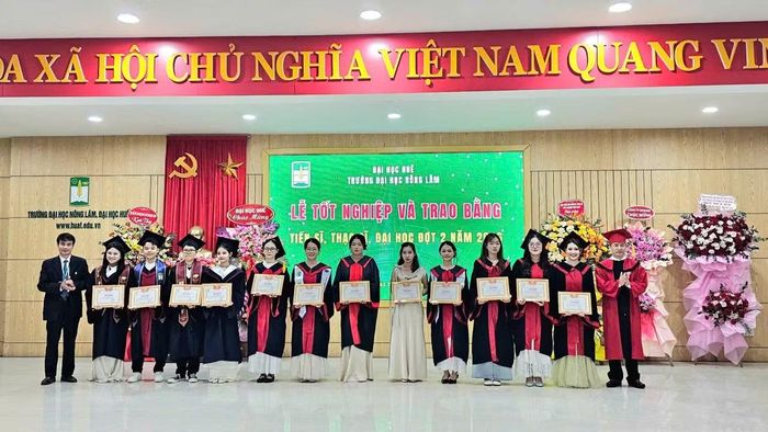 Huyền nhận Giấy khen của Hiệu trưởng trường ĐH Nông Lâm (ĐH Huế) vì đạt thành tích học tập Xuất sắc và rèn luyện Xuất sắc trong toàn khóa học tại Lễ tốt nghiệp.
