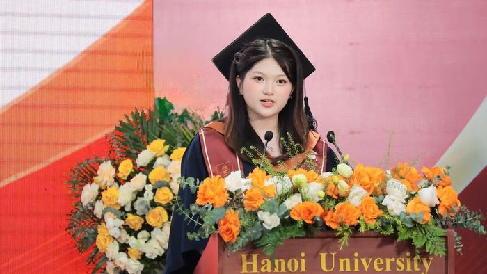 Thùy Dương phát biểu trong lễ tốt nghiệp, nhận danh hiệu thủ khoa ngành Ngôn ngữ Hàn Quốc tại trường ĐH Hà Nội (HANU).