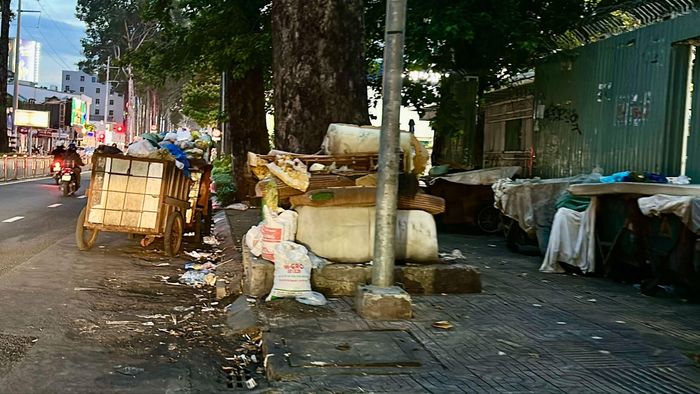 Điểm tập kết rác bên cạnh cao ốc 432-436 đường Nguyễn Thị Minh Khai, phường Bàn Cờ (ảnh chụp tối 16-7). ẢNH: THANH HIỀN