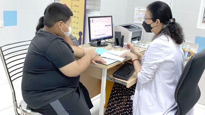 Bác sĩ Bệnh viện Nhi đồng 2 TPHCM thăm khám cho bé trai nặng 108kg, béo phì độ 3, mỡ máu và men gan tăng cao (Ảnh: Bác sĩ cung cấp)