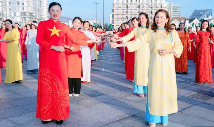 Phụ nữ trình diễn áo dài tại quảng trường Tam Thắng. Ảnh: Minh Tâm