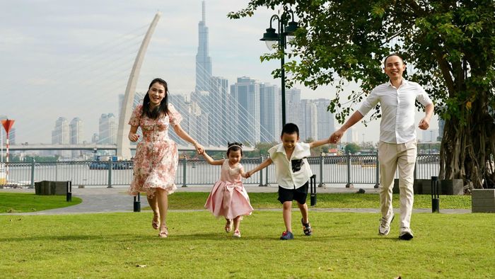 Người dân vui chơi tại Công viên Bạch Đằng bên bờ sông Sài Gòn (TPHCM). ẢNH: HOÀNG HÙNG