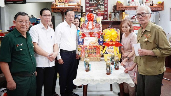 Đồng chí Nguyễn Văn Thọ trao quà tri ân đến ông Tô Phương Hùng