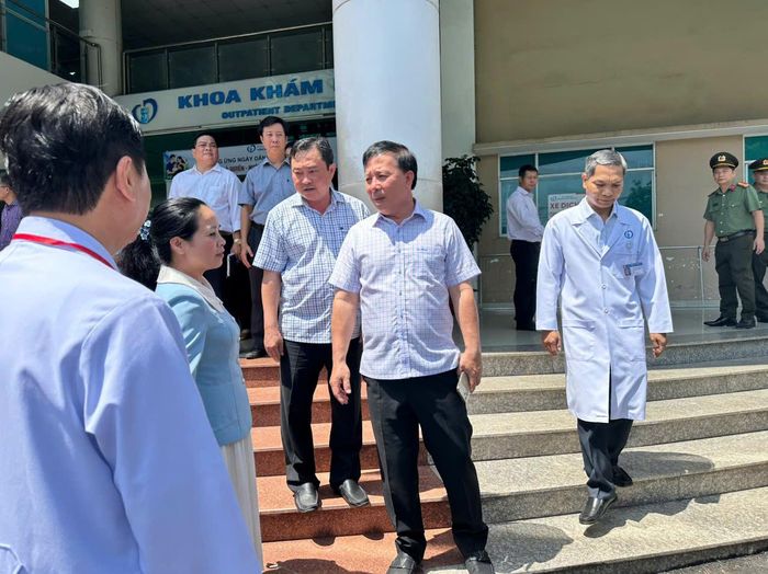 Chủ tịch UBND TP Đồng Nai Nguyễn Văn Út thăm hỏi, động viên nạn nhân và chỉ đạo hệ thống y tế huy động toàn lực chữa trị cho các nạn nhân bị thương. Ảnh: XUÂN TRUNG