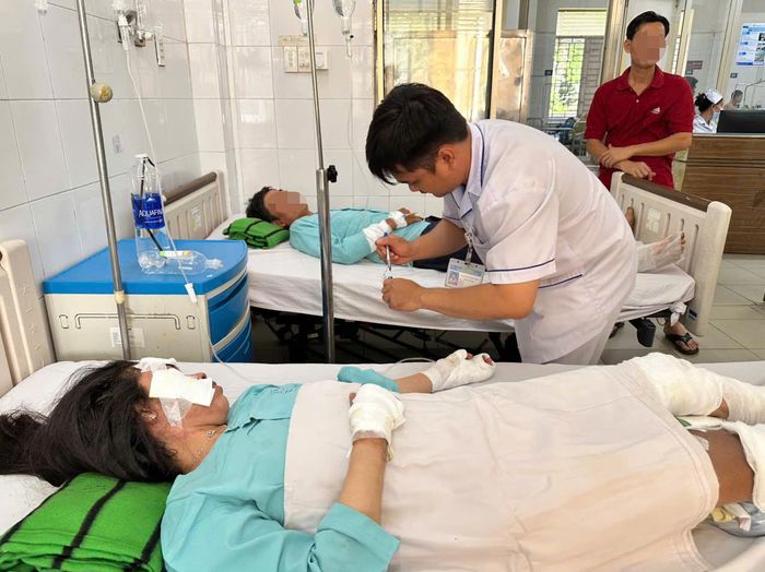 Nhân viên y tế Bệnh viện đa khoa Thống Nhất theo sát, điều trị cho các nạn nhân. Ảnh: XUÂN TRUNG