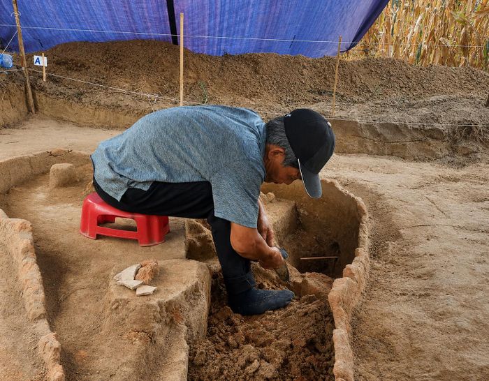  Một lò nung dần phát lộ sau khai quật tại vườn nhà ông Kiên. Ảnh: NGUYỄN TRANG 