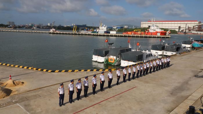Cán bộ, chiến sĩ tiễn tàu và đoàn công tác tại Cảng Bộ tư lệnh Vùng Cảnh sát biển 3 tại phường Phước Thắng, TPHCM. Ảnh: QUỐC HÙNG