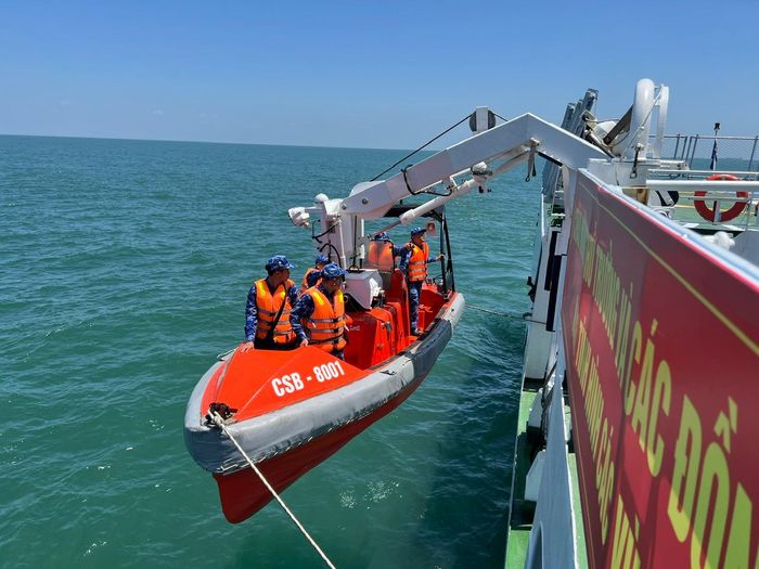 Hạ xuồng cao tốc kiểm tra tàu cá. Ảnh: QUỐC HÙNG
