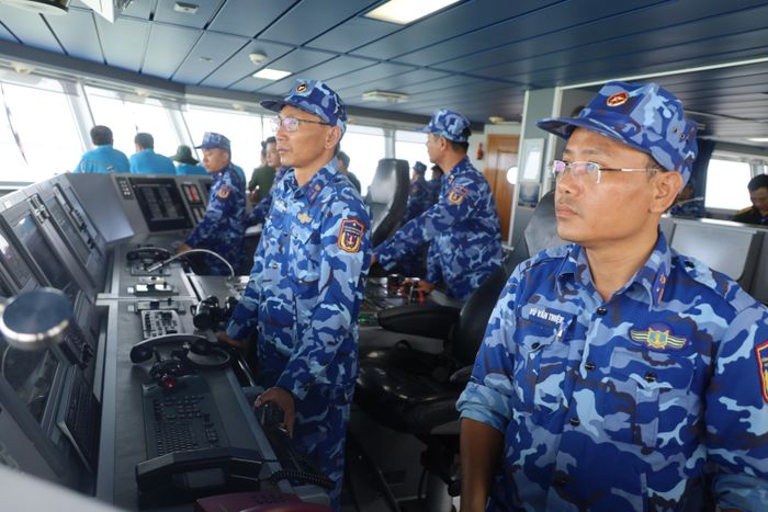 Kíp điều khiển tàu 8001. Ảnh: QUỐC HÙNG
