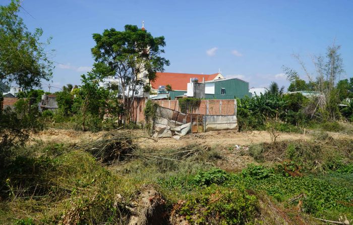 Nhà dân xây dựng chồng lấn hành lang thoát lũ sông Hà Thanh đang được giải tỏa