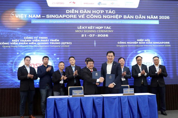  Đại diện QTSC và Hiệp hội Công nghiệp bán dẫn Singapore ký biên bản ghi nhớ. Ảnh: BÙI TUẤN 