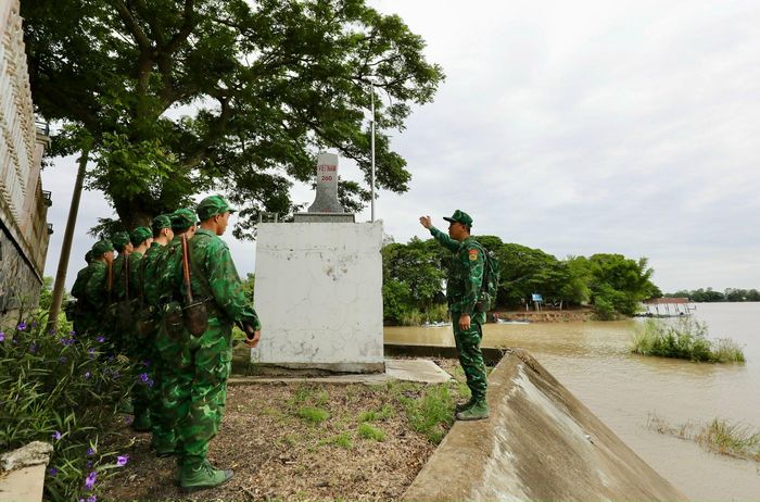 Bộ đội biên phòng tuần tra. ẢNH: DŨNG PHƯƠNG