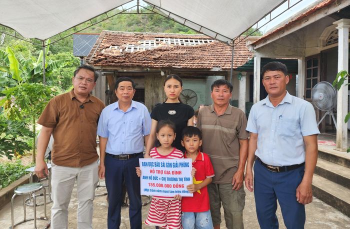 Đại điện Báo SGGP và địa phương trao 155 triệu đồng của bạn đọc cho ba mẹ con chị Trương Thị Tình - vợ con của anh Hồ Đức