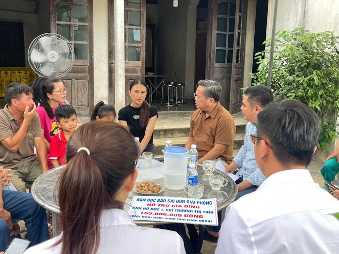 Đại diện Báo SGGP động viên, thăm hỏi gia đình chị Trương Thị Tình