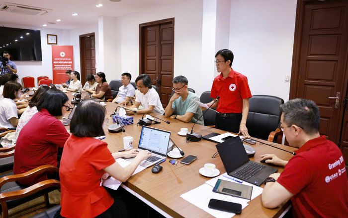 Cán bộ Hội Chữ thập đỏ Việt Nam chia sẻ thông tin tới báo chí. Ảnh: HỒNG LOAN