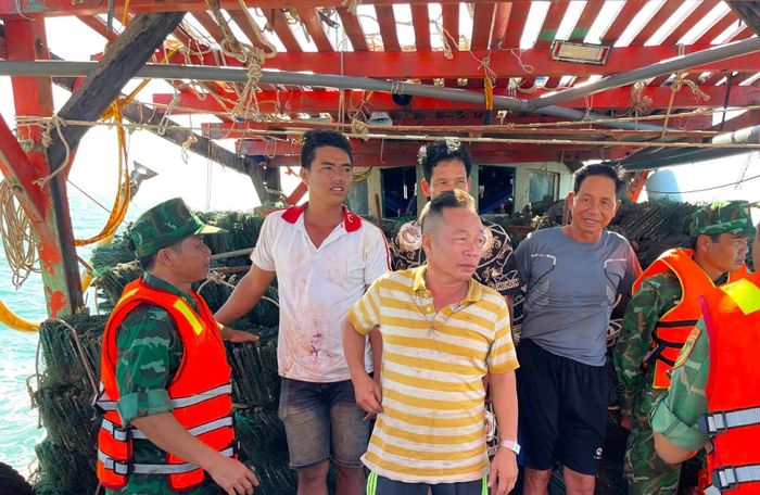 Các thuyền viên gặp nạn được tổ công tác Đồn Biên phòng Gành Hào đưa lên tàu an toàn. Ảnh: HOÀNG TÁ