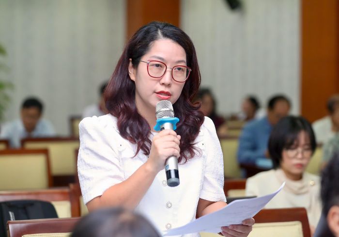 TS Bùi Trần Quỳnh Ngọc, Phó Hiệu trưởng Trường Đại học Sư phạm TPHCM chia sẻ ý kiến tại tọa đàm. ẢNH: DŨNG PHƯƠNG.