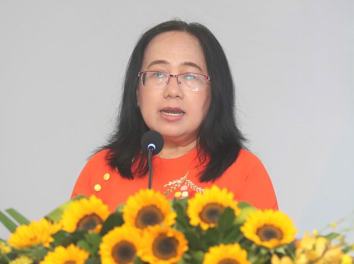 Đồng chí Đinh Thị Thanh Thủy, Phó Trưởng ban Tuyên giáo và Dân vận Thành ủy, Phó Chủ tịch Thường trực Hội đồng Lý luận, phê bình văn học nghệ thuật TPHCM phát biểu đề dẫn. Ảnh: DŨNG PHƯƠNG