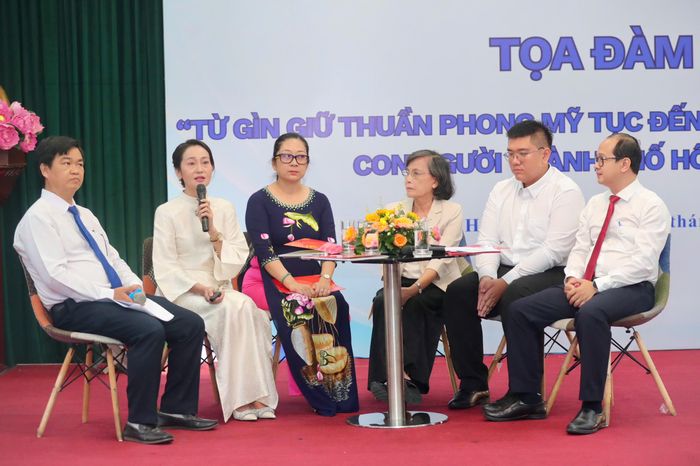 Thạc sĩ, NSUT Ngô Phạm Hạnh Thúy trao đổi tại tọa đàm. Ảnh: DŨNG PHƯƠNG