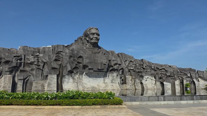 Khuôn viên quần thể Tượng đài Mẹ Việt Nam Anh hùng (phường Quảng Phú, TP Đà Nẵng)