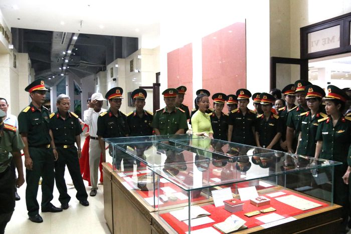 Trưng bày thu hút đông đảo lực lượng vũ trang, người dân tham quan