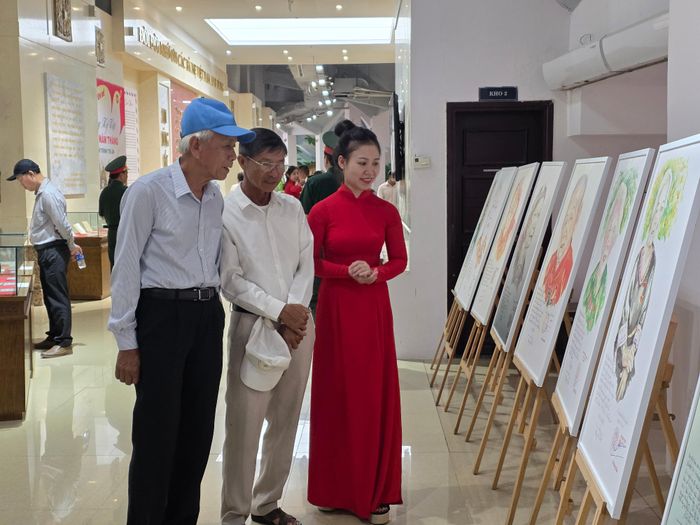 Du khách xem ký họa các Mẹ Việt Nam Anh hùng của họa sĩ Đặng Ái Việt