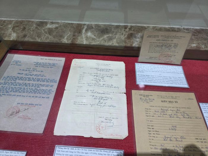 Những tờ giấy báo tử, thông báo hy sinh được các đơn vị gửi về gia đình g