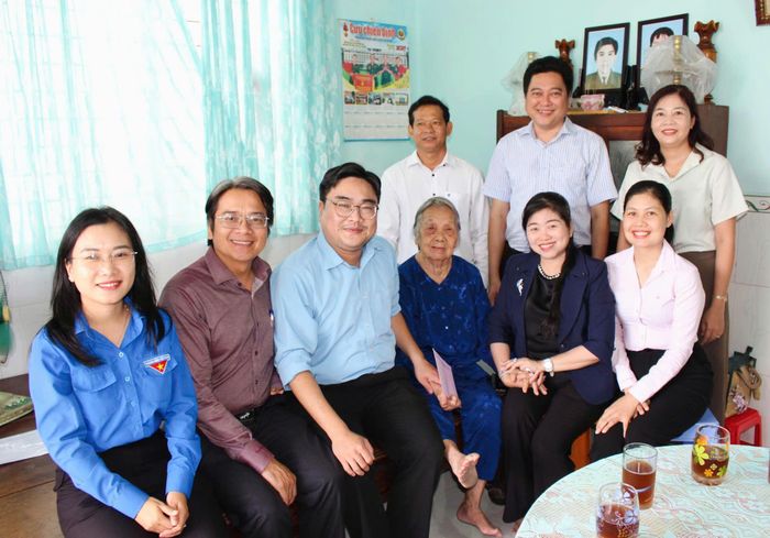 Đồng chí Ngô Minh Hải thăm hỏi bà Võ Thị Nguyệt. Ảnh: THANH TÂM