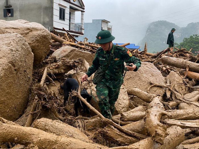 Lực lượng chức năng tiếp tục tìm kiếm nạn nhân ở vùng lũ quét Mường Than. Ảnh: UBND XÃ MƯỜNG THAN