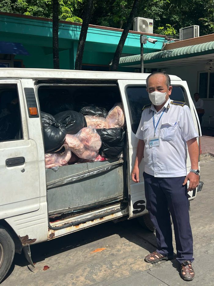 800kg thịt heo bốc mùi, có dấu hiệu phân hủy được vận chuyển trên xe tải bị lực lượng chức năng phát hiện. Ảnh: Cơ quan chức năng cung cấp