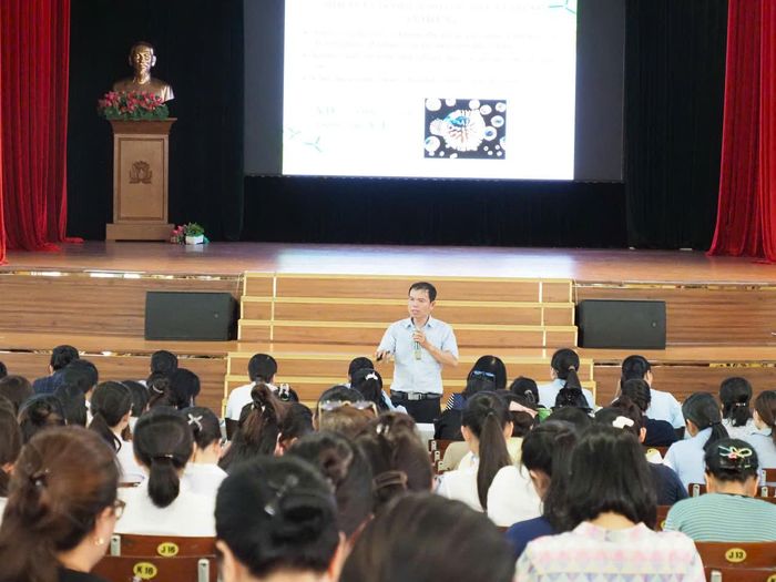 Chuyên viên Phòng Quản lý tiêu chuẩn và kiểm nghiệm, Sở An toàn thực phẩm TPHCM trao đổi về các mối nguy gây ô nhiễm thực phẩm tại trường học