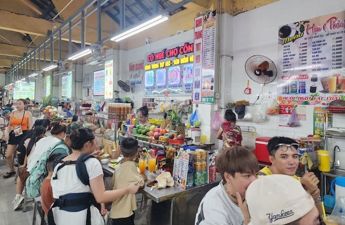 Chợ Cồn tại Đà Nẵng là điểm đến yêu thích của nhiều du khách. Ảnh: THU HÀ