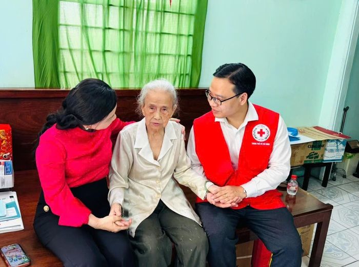Chủ tịch Hội Chữ thập đỏ TPHCM Nguyễn Minh Nhựt thăm hỏi bà Trần Thị Hòa. Ảnh: HỒNG HẢI
