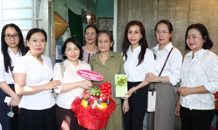Đoàn Nhà Văn hóa Phụ nữ TPHCM thăm, tặng quà bà Huỳnh Thị Nhung. Ảnh: THÁI PHƯƠNG