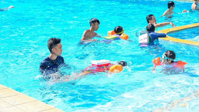 Lớp huấn luyện bơi cho trẻ em, chiều 21-7