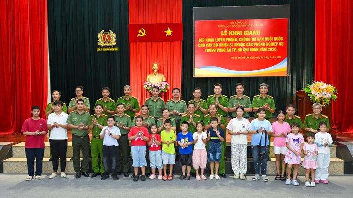 Cán bộ, chiến sĩ Công an TPHCM cùng con, em tại chương trình khai giảng lớp tập huấn