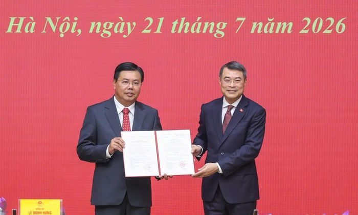  Thủ tướng Lê Minh Hưng trao quyết định giao Quyền Bộ trưởng Bộ Nội vụ đối với đồng chí Nguyễn Tiến Hải. Ảnh: VIẾT CHUNG 
