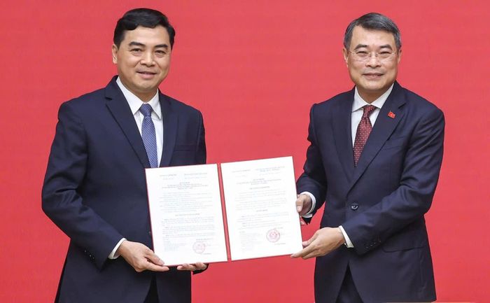  Thủ tướng Lê Minh Hưng trao quyết định bổ nhiệm Thứ trưởng Thường trực Bộ Dân tộc và Tôn giáo đối với đồng chí Nguyễn Hoài Anh. Ảnh: VIẾT CHUNG 