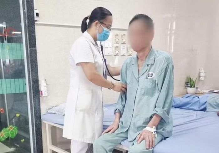 Thăm khám cho người bệnh - Ảnh BVCC