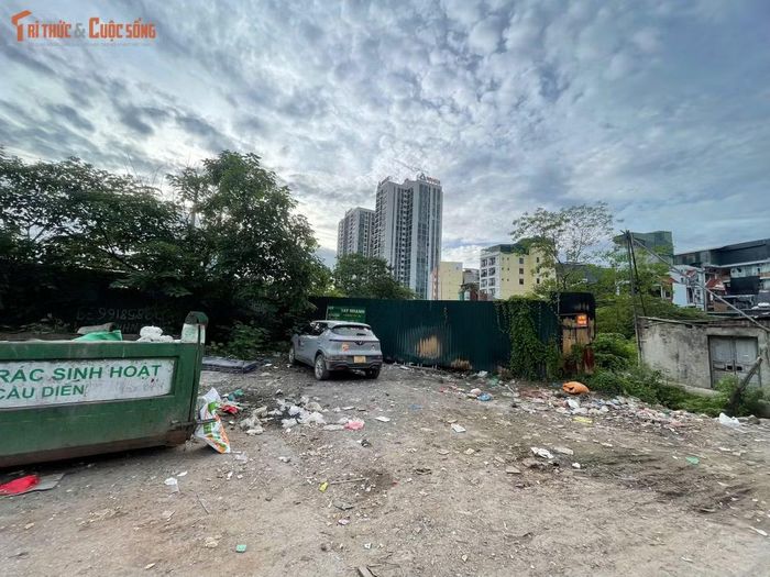 Nhiều khu đất và dải phân cách trở thành nơi đổ rác sinh hoạt, phế thải xây dựng. Người dân cho biết tình trạng này kéo dài nhiều năm, ảnh hưởng đến mỹ quan và vệ sinh môi trường.