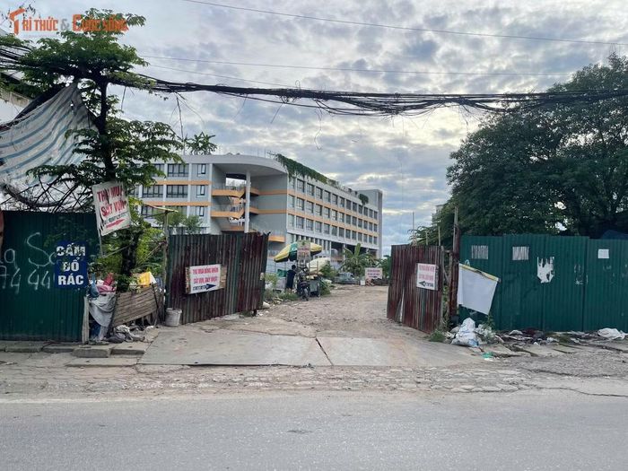 Khu vực thuộc phạm vi dự án hiện không ghi nhận hoạt động thi công. Một phần mặt bằng được tận dụng làm nơi tập kết phế liệu, vật liệu cũ và nhiều loại đồ dùng, cho thấy tình trạng công trình kéo dài nhiều năm chưa hoàn thiện.